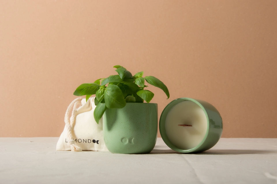 Ceramic scented candle - English Pear & Freesia